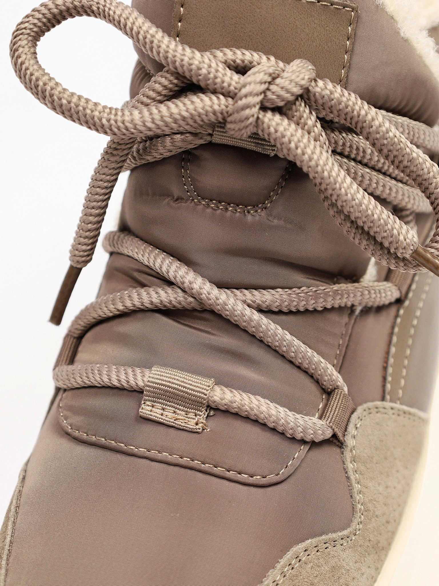 Ботинки комбинированные бежевого цвета на контрастной средней подошве